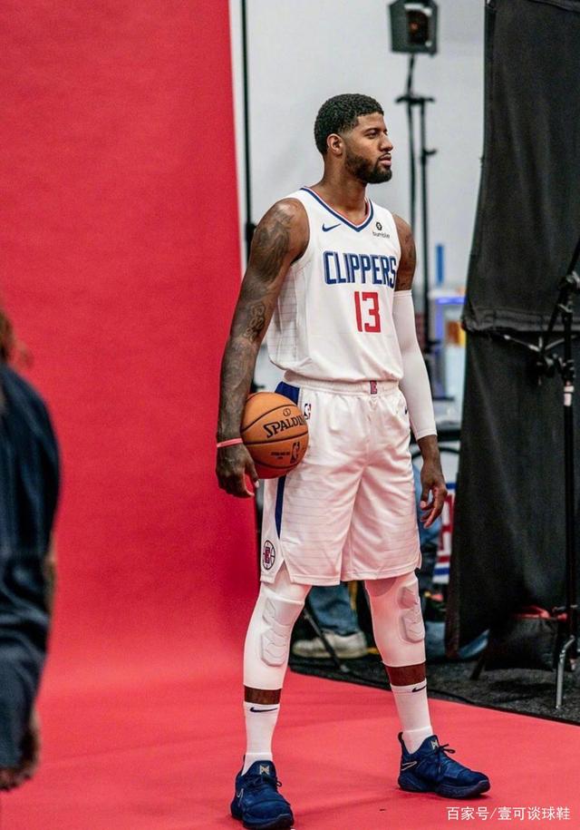 阿诺德受伤影响皇马阵容，巴尔韦德需客串右后卫，球迷呼吁调整阵型。（阿诺德伤停牵动皇马阵容，巴尔韦德改打右后卫，球迷呼吁变阵）