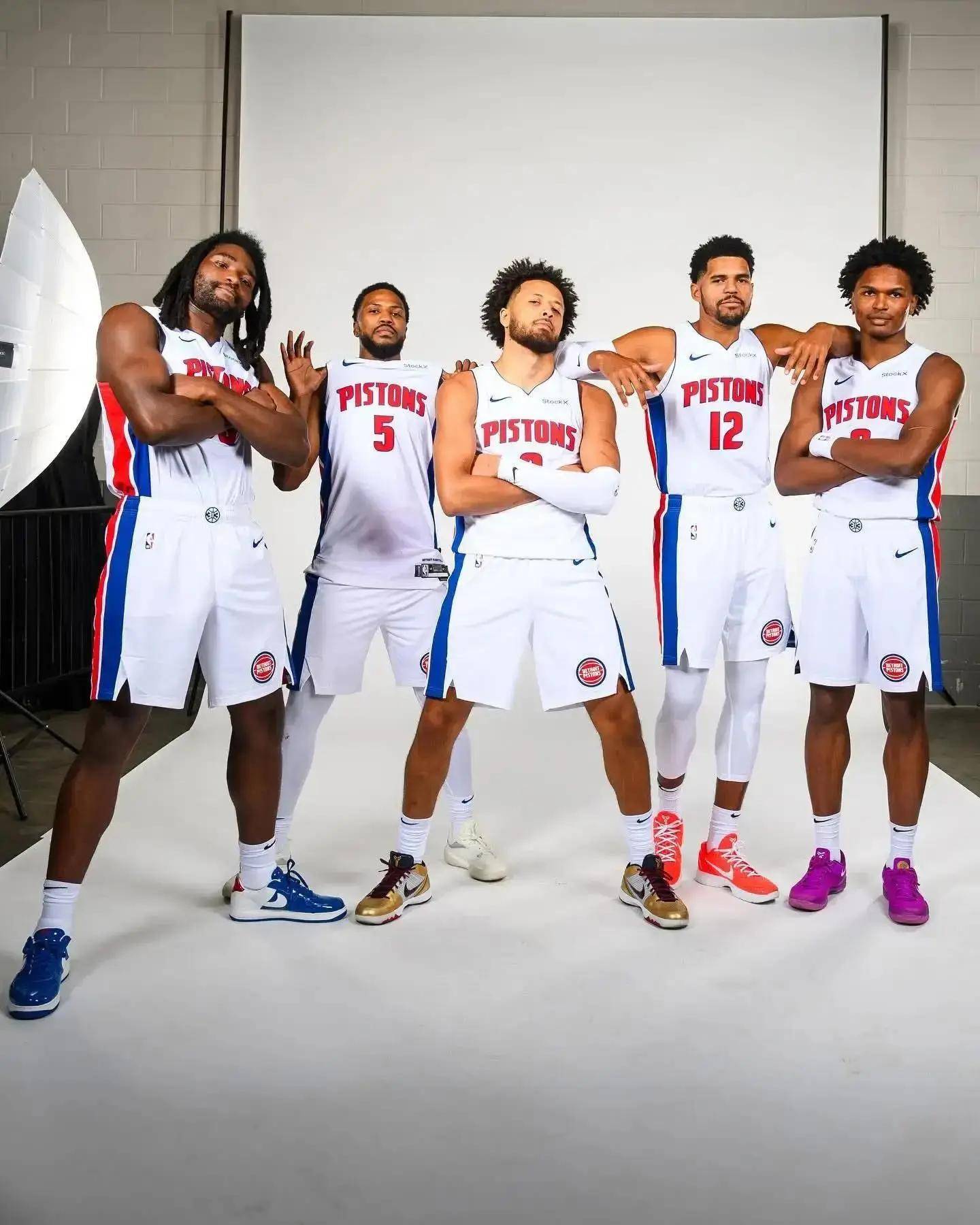 本赛季俱乐部双人组进球榜：凯恩+迪亚斯37球高居第一（凯恩携迪亚斯合轰37球，领跑本赛季俱乐部双人进球榜）