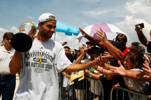 罗马诺：门德斯已经把阿德耶米推荐给国米，但球员想去英超（罗马诺：门德斯已把阿德耶米推荐给国米，球员更倾向赴英超）