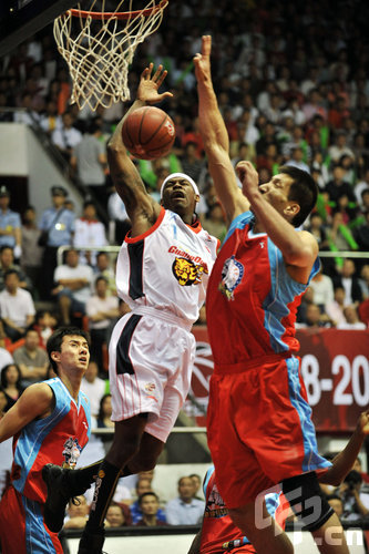 2025中超官方最佳球员候选：瓦科、莱昂纳多领衔，王钰栋在列（2025中超官方最佳球员候选名单出炉：瓦科、莱昂纳多领衔，王钰栋入围）