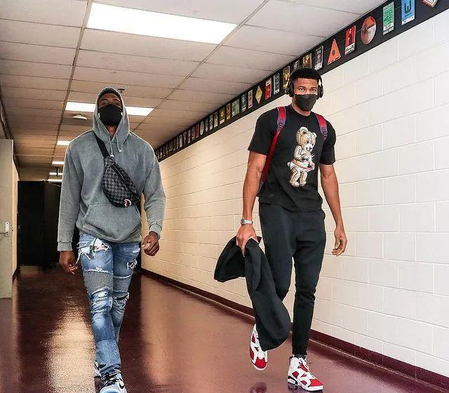 前河北队门将王年将成拍戏时被打伤，眼角被打开缝了三针（前河北队门将王年将在拍戏时受伤，眼角撕裂缝三针）