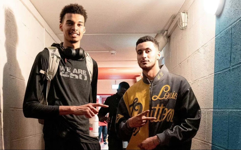 MLS主席告诉萨拉赫联系梅西，商讨他离开利物浦的惊人计划。（MLS主席促萨拉赫联络梅西，探讨其从利物浦离队的爆炸性计划）