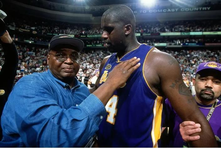 卡马万加在圣马梅斯受伤：皇家马德里的胜利与隐忧（圣马梅斯之夜卡马万加伤退，皇马赢球难掩忧虑）